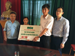 MIC trao 36 triệu đồng bồi thường bảo hiểm tai nạn hộ sử dụng điện